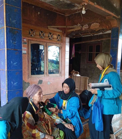 Antusias Warga Kampung Sitoko, Lebak-Banten saat Pengecekan Kesehatan oleh Relawan Baksos FORMABI-KIP UIN Jakarta