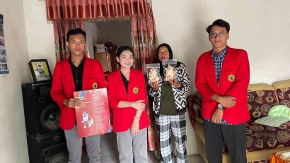 Mahasiswa KKN Untag Surabaya Memberikan Strategi Pemasaran untuk Meningkatkan Penjualan UMKM Telur Asin