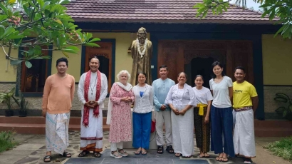 Ashram Gandhi Puri Kembali Kedatangan Yogini Dunia