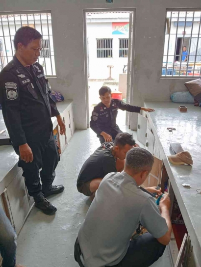 Cegah Gangguan Keamanan dan Ketertiban Secara Dini, Lapas Slawi Rutin Laksanakan Penggeledahan Kamar Hunian