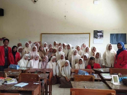 Penyelenggara Melaksanakan Psikoedukasi Bahaya Perundungan di MA Miftahul Qulub oleh Mahasiswa Untag Surabaya