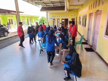 Mahasiswa UNTAG Surabaya Berikan Sosialisasi Menjaga Pola Makan Sehat untuk Menunjang Hidup bagi Para Lansia