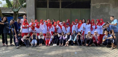 Kegiatan Mingguan Ibu-Ibu Desa Kambingan: Senam Sehat Bersama Mahasiswa KKM Unit 113 dan 114