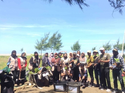 KKN Unsika Desa Segarjaya Lakukan Penanaman 150 Bibit Pohon Ketapang Laut dan Merbau di Pesisir Pantai Pulau Putri