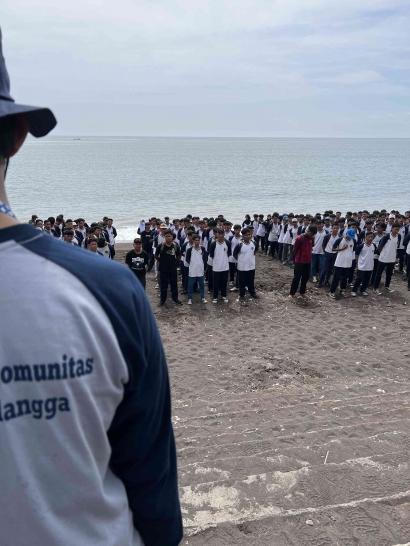 Membentuk Ekosistem Melalui Kolaborasi BBK3 Universitas Airlangga dan SMK Muhammadiyah 6 Rogojampi: Menyapu Bersih Pantai