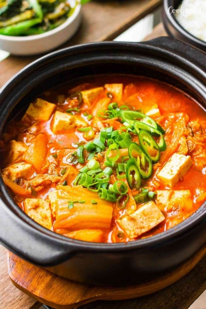 Tak Perlu Jauh ke Korea, Sekarang Kamu bisa Membuat Kimchi Jjigae di Rumah!