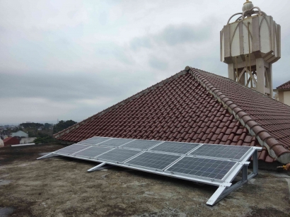 Transformasi Energi: PLTS di Sabilillah Boarding School Melalui Jejak Inovatif Universitas Negeri Malang