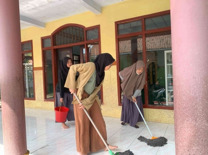 Kerja Bakti: Meningkatkan Kebersihan dan Kenyamanan Mushola Darul Hasan di Desa Talok