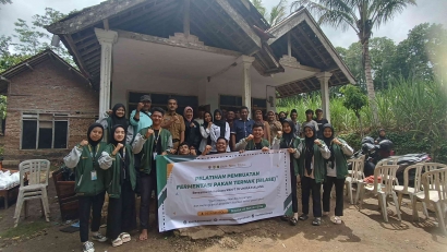 Mahasiswa KKNT UNIRA Malang Kelompok 18 Mengadakan Pelatihan dan Praktek Fermentasi Pakan bersama Dinas Peternakan Kabupaten Malang dan BPP Pagak