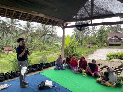 Menanam Seledri Untuk Menjaga Kesehatan: Inisiatif Kelompok PKL Desa Kluncing Dalam Program AYO TANAM Untuk Pencegahan Hipertensi