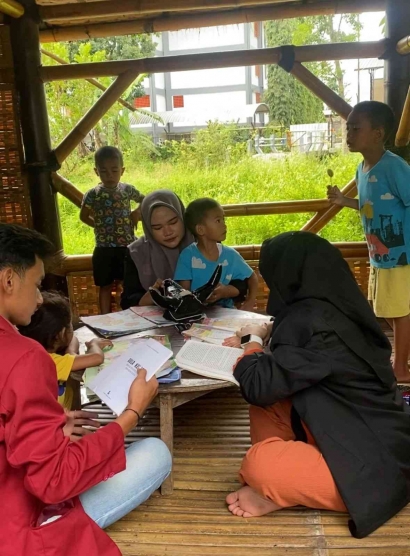 Pengembangan Literasi Baca Tulis Anak Usia Dini oleh Mahasiswa Universitas Muhammadiyah Malang di Desa Tegalgondo Malang