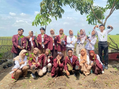 Mahasiswa KKN Desa Kalidungjaya Melaksanakan Projek Penghijauan di Desa Kalidungjaya