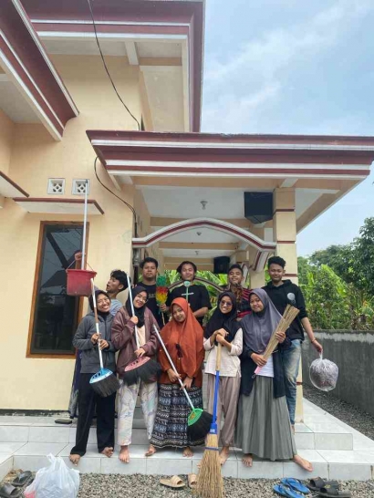 Membersihkan Hati, Menyucikan Tempat Ibadah: Dedikasi Anak KKM 68 UIN Malang Dalam Memelihara Musholla di Desa Argosuko