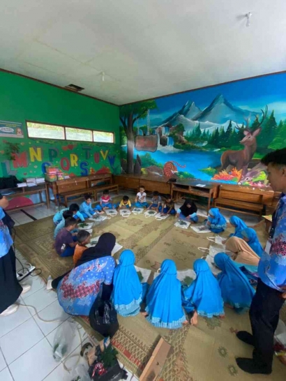 Peningkatan Kreativitas Anak SD melalui Pembelajaran Pembuatan Batik Ecoprint