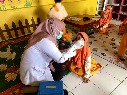 Optimalkan Kesehatan Generasi Muda: Pekan Imunisasi Nasional (PIN) di Sekolah dan Posyandu Desa Kemantren Bersama KKM 26 & 27