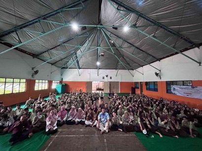 Awas! Bahaya Investasi Ilegal, Pinjol Ilegal dan Judi Online Berakibat Kebocoran Data Pribadi: 180 Siswa Sma Sejahtera Surabaya Ikuti Sosialisasi  OJK