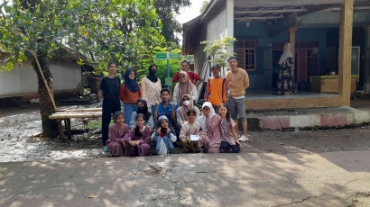Berkarya untuk Desa: Mahasiswa KKN Unsika Hadirkan Plang Nama Jalan sebagai Tanda Identitas