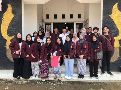 Mahasiswa KKN Universitas Singaperbangsa Karawang Inisiasi Program Kerja Ecobricks dan Website Desa di Desa Kiara