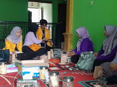 Cegah Stunting dengan Metode Kuesioner, Kolaborasi Tim KKN Untidar dengan Tim Posyandu Desa Banjarsari