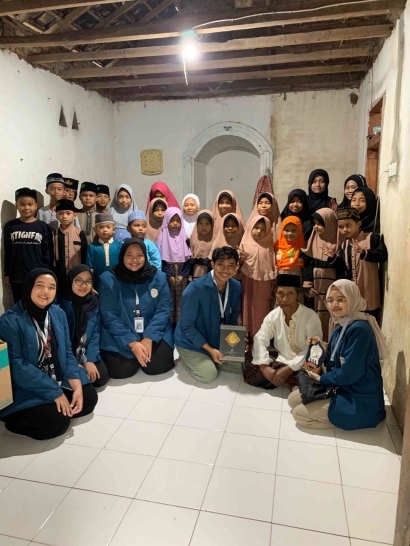 Kolaborasi dengan Kementerian Agama Republik Indonesia (Kemenag RI), Kelompok BBK 3 UNAIR Wakafkan 60 Al-Quran & 40 Buku Iqra' ke Desa Gumuk