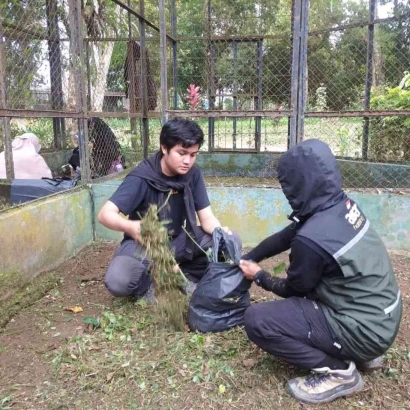Aksi Relawan Ksatria Sumut Bersih-bersih Lingkungan Medan Zoo