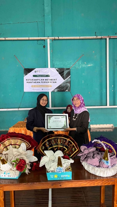 Menjalin Kreativitas dan Kebersamaan: Kisah Inspiratif Pelatihan Hantaran Pernikahan Oleh Ibu-Ibu Desa Tanggung Kecamatan Turen