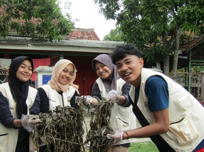 Mahasiswa UNSIKA bersama Kelompok Tani Memanfaatkan Limbah Eceng Gondok