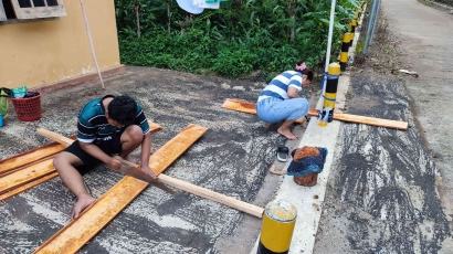 Melangkah Bersama: Pembuatan Plang Posyandu & Petunjuk Arah Dusun