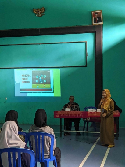Tim Kuliah Kerja Nyata (KKN) Universitas Tidar bersama Bidan Memperkuat Pemahaman Remaja Perempuan Desa Gondangrejo terhadap Isu Stunting