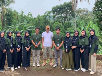 Penyerahan dan Penanaman Pohon Cemara Pua-Pua oleh Mahasiswa KKM UIN Malang  bersama Perangkat Desa Dalisodo