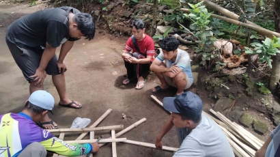 Pembuatan dan Pembagian Rak oleh Kelompok 41 KKM UIN Malang di Dusun Melo'an, Desa Sidorejo, Kecamatan Jabung, Kabupaten Malang