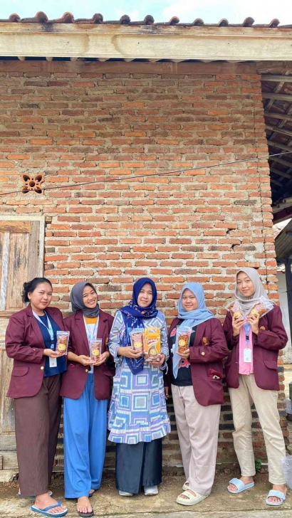 Mahasiswa KKN Unsika Desa Pasirjaya Melakukan Kegiatan Pendampingan UMKM dalam Rangka Mewujudkan Ekonomi yang Kreatif