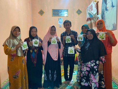 Membangun Kesadaran Lingkungan Melalui Kegiatan Eco Print di Desa Kedatuan, Lampung Tengah