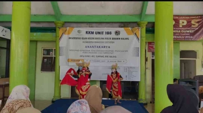 Momen Haru Mahasiswa KKM UIN Malang Pamit Undur Diri pada Acara Penutupan di Balai Desa Duwet