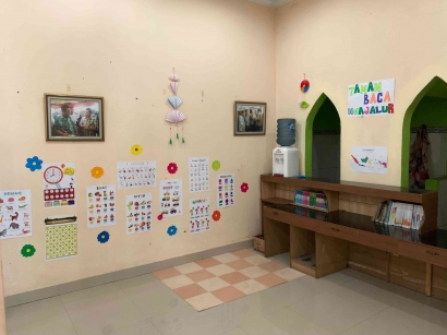 Mahasiswa KKN UNSIKA Desa Pasirmukti Membuat Taman Baca Masyarakat "Ngajalur"