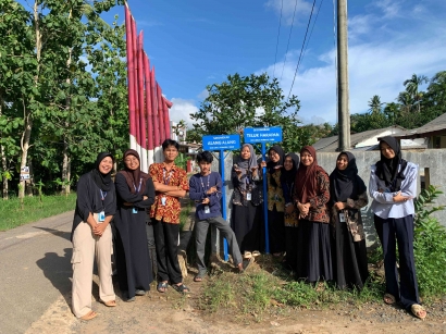 Pembaruan Plang Dusun Desa Sidomekar oleh Mahasiswa KKN Unila Membawa Nuansa Baru untuk Warga
