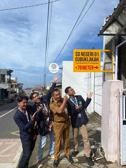 Pemasangan Plang Nama SDN 1 Gubugklakah oleh Mahasiswa KKM 74 UIN Malang