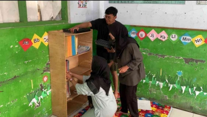Tingkatkan Literasi pada Anak, KKM 85 UIN Malang Berpartisipasi dalam Pembenahan Pojok Baca MI Miftahul Huda Ngadireso