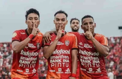 Mengapa Jersey Sepak Bola di Indonesia Banyak Sponsornya?