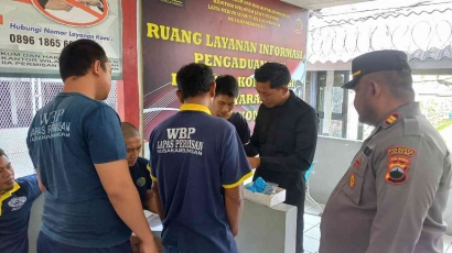 WBP Lapas Permisan Terima Sarana Kontak dari Polsek Nusakambangan