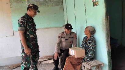Bulan Bakti TNI-Polri, Posramil Bersama Polsek Margomulyo Serahkan Bantuan dari Pangdam V Brawijaya
