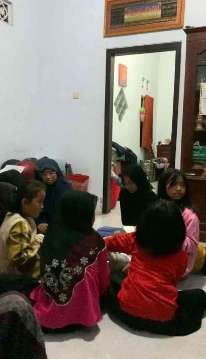 Bimbingan Belajar Gratis Untuk Anak Dusun Ngadireso oleh KKM 85 UIN Malang