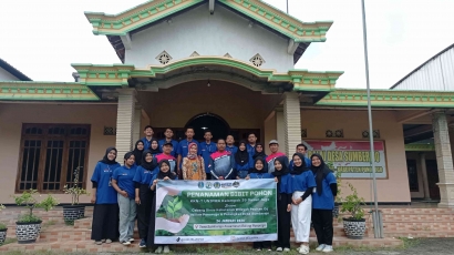 Penanaman Bibit Pohon sebagai Program Penghijauan bersama Mahasiswa KKNT UNIPMA Kelompok 35 di Desa Sumberejo, Balong, Ponorogo