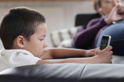 Hati-Hati, Jangan Biasakan Anak Memegang Smartphone