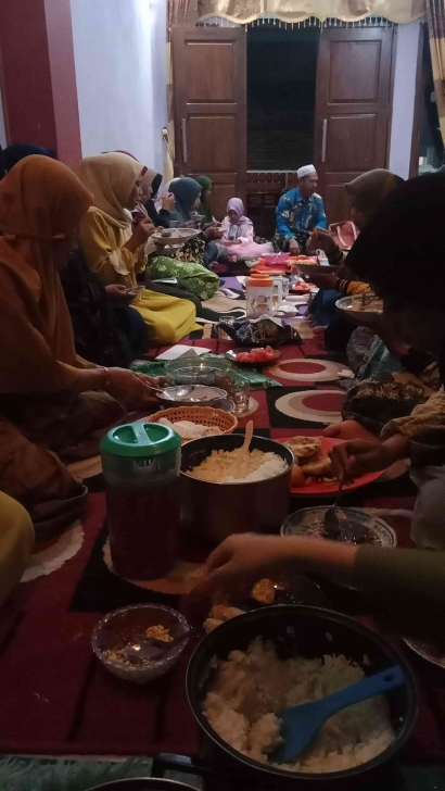 "Melodi Rohani: Kebersamaan dalam Tradisi Yasinan di Desa Pandansari Lor Dengan Sentuhan KKM-34 UIN Malang