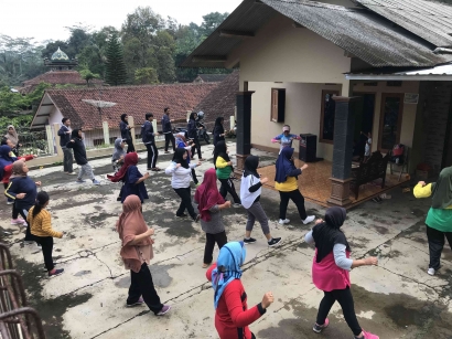 Kegiatan Penyuluhan, Screening Gula Darah, dan Edukasi Pemanfaatan Obat Herbal Sebagai Alternatif Pengobatan Berbagai Macam Penyakit di Dusun Balong