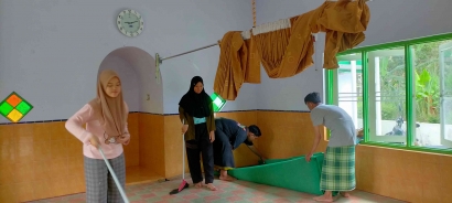 Berbagi Tangan, Meraih Berkah: Bagaimana Mahasiswa KKM Kelompok 150 Membantu Masyarakat Desa Kemulan Merawat Masjid dan Mushola sebagai Tempat Ibadah