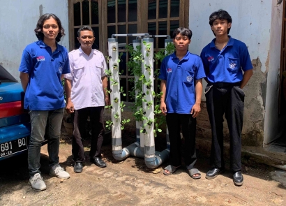 Mengembangkan Teknik Penanaman Sayuran dengan Minim Lahan, Mahasiswa KKN-T Kelompok 27 UNIPMA Membuat Hidroponik Guna Inovasi dalam Budidaya Sayuran