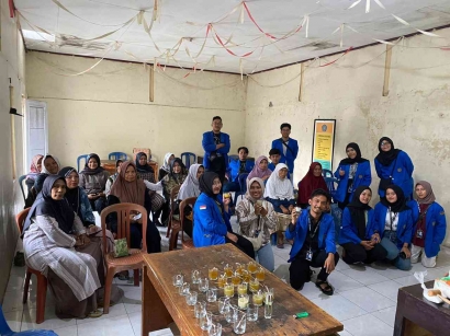 Mahasiswa KKN Reg 2024 Universitas Muhammadiyah Purwokerto: Pengolahan Minyak Jelantah Menjadi Lilin Aroma Camelia Sinensis
