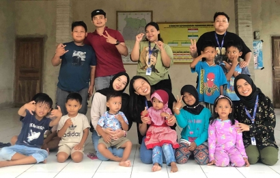 Meronce Manik: Warna Baru Kreativias Anak-anak bersama KKN Kelompok 6 Mercu Buana Yogyakarta